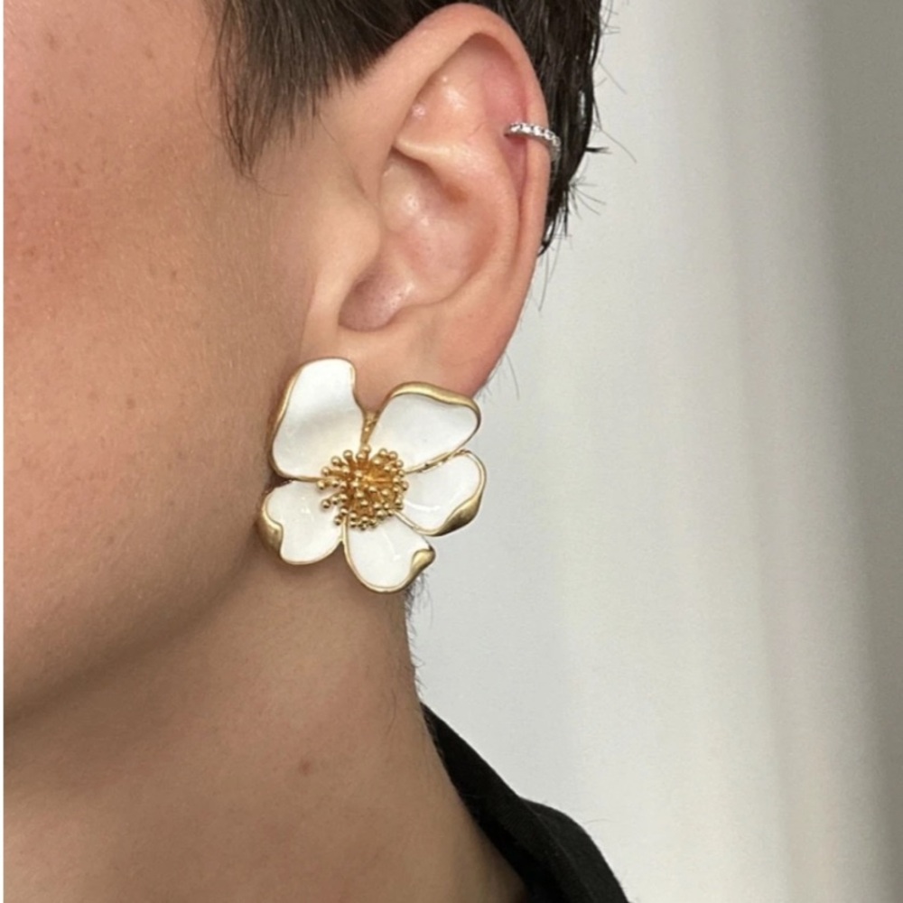 Oscar de la Renta Flower Stud
Earrings White